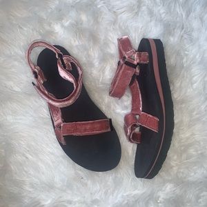 women’s TEVA w midform universal holiday //